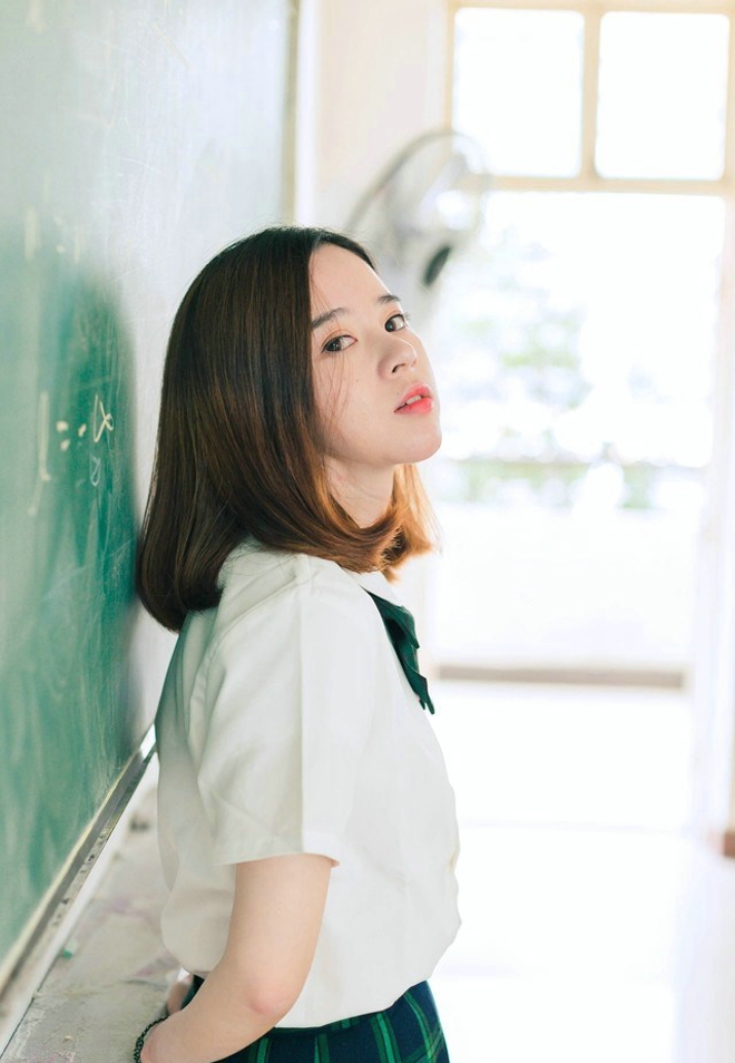 阳光乖巧文静女学生