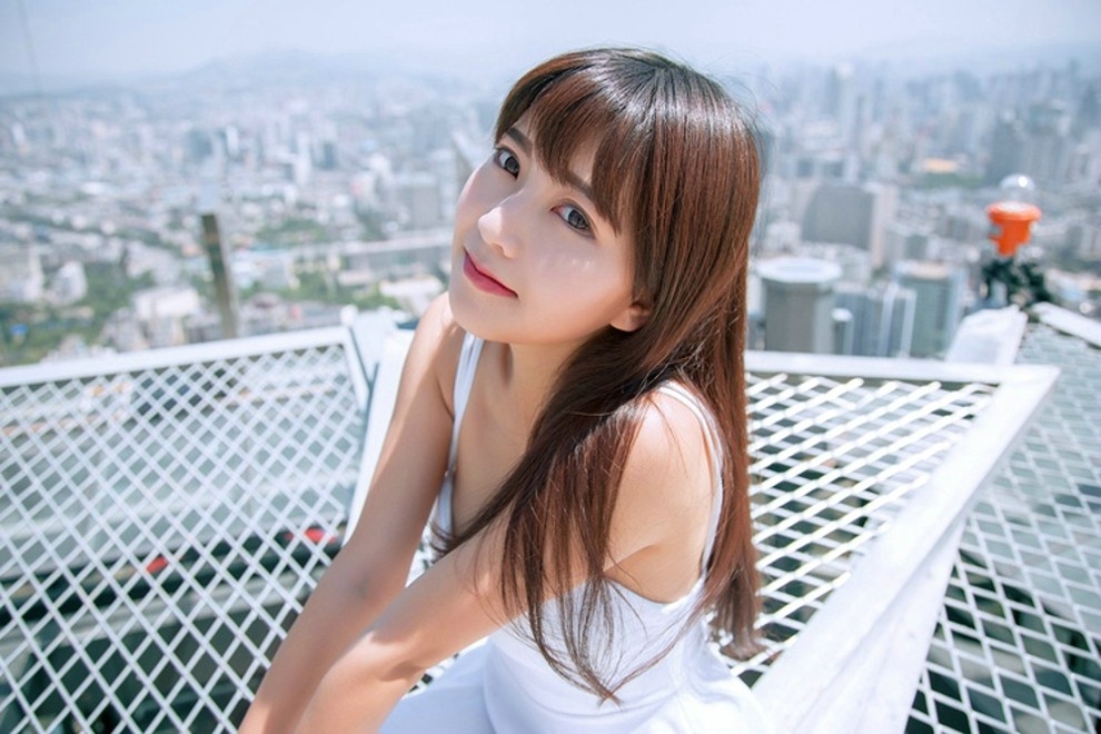 甜美女孩穿无袖白裙可爱清纯天台唯美高清气质写真