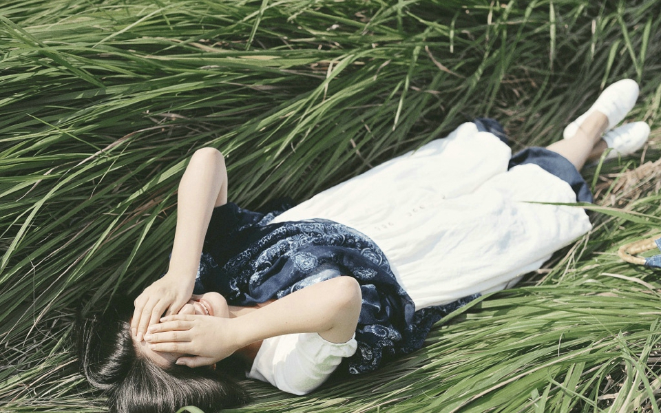 清新原野内的森系短发披肩美女笑容灿烂