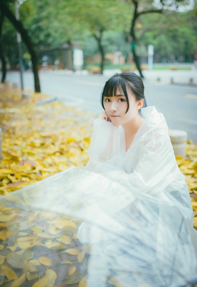 可爱气质清纯白净雨天美女写真