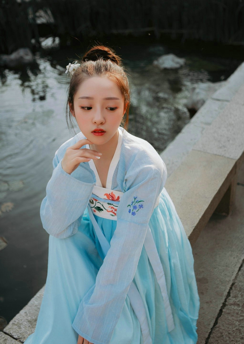 柔美汉服美女逆光下美腻迷人