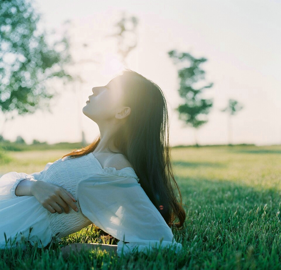 列车上的清纯漂亮少女笑脸阳光写真