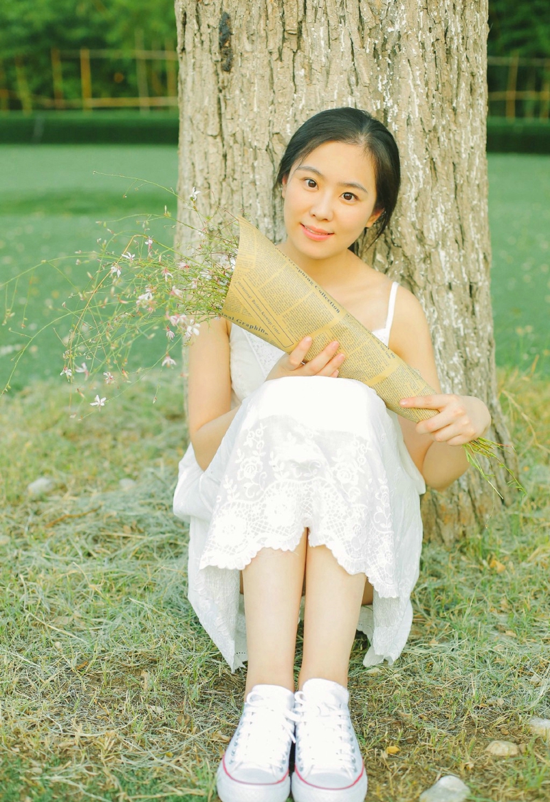 清新草地上的双马尾白裙姑娘素雅迷人写真照