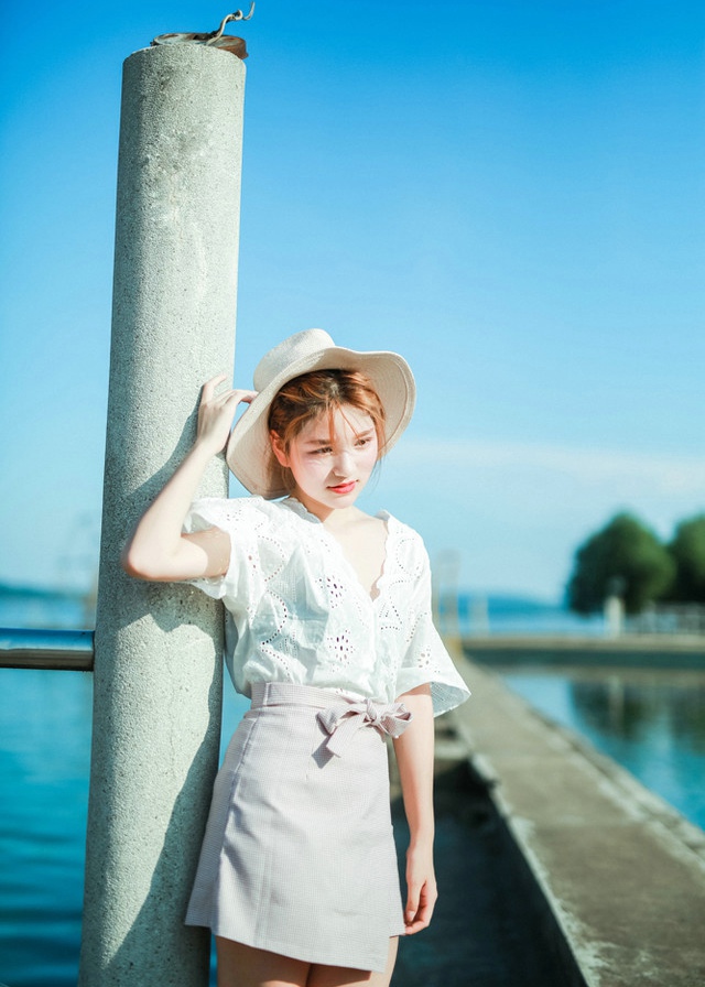 高冷清秀美女户外阳光照动人写真