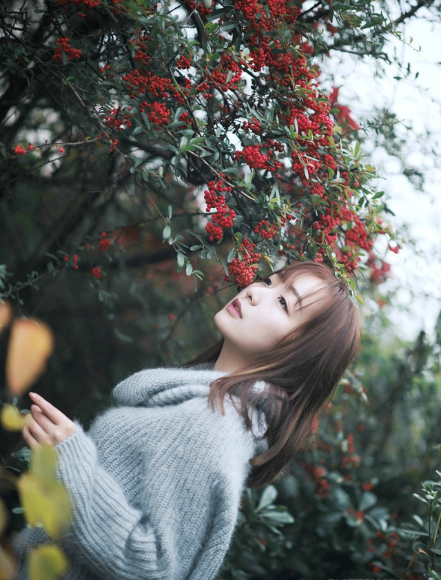 花丛中的毛衣美女气质眼神迷离写真