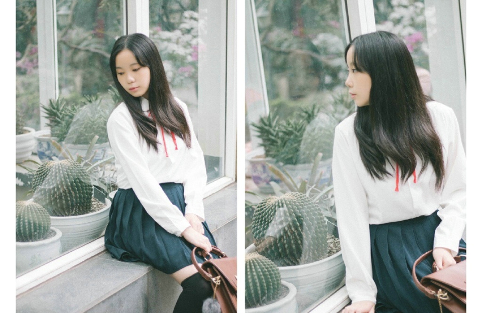 操场上的长发美女清新怡人青春正能量写真