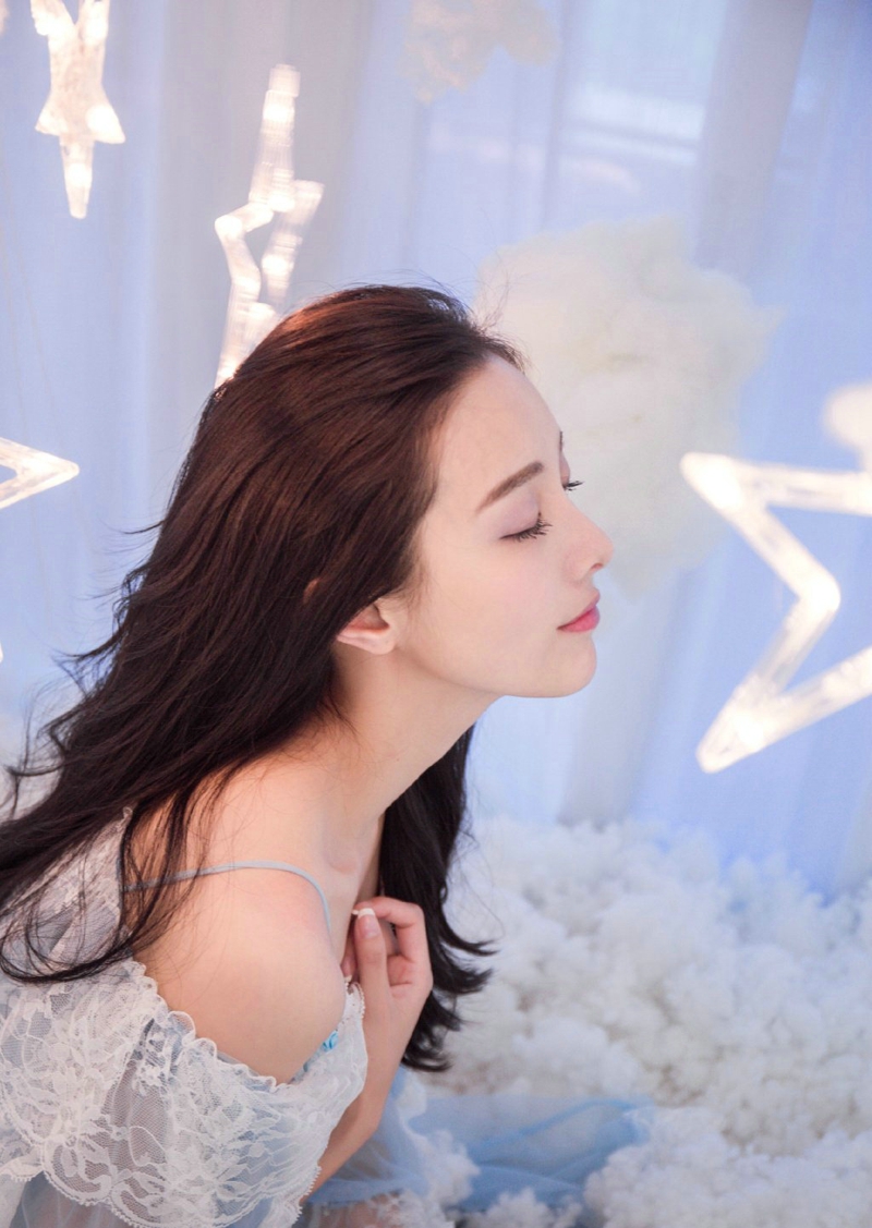 蓝调半丸子头妹子可爱表情包