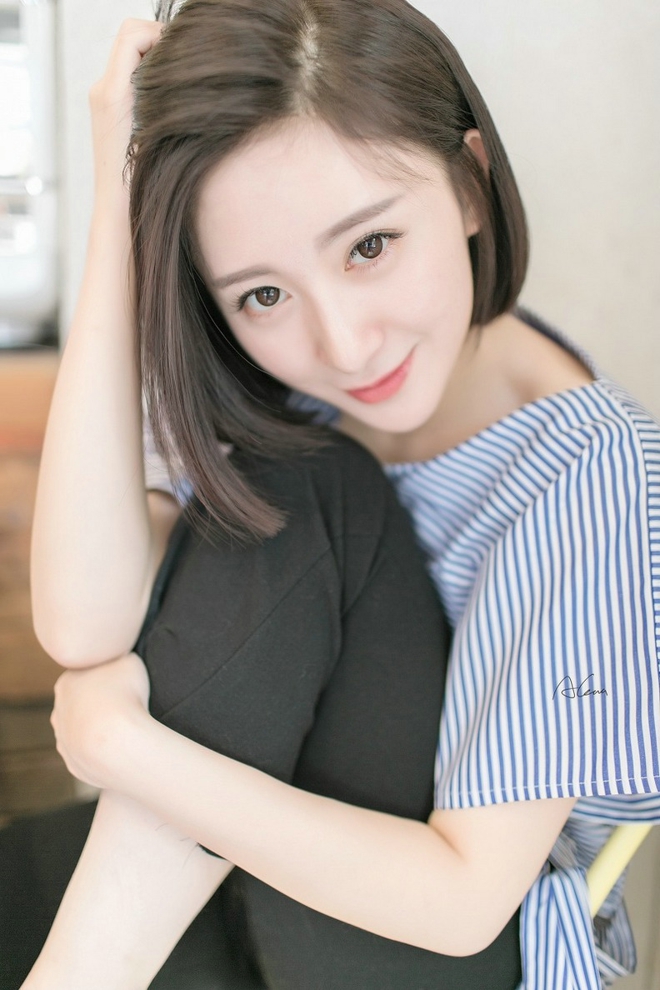 短发气质美女时尚迷人写真