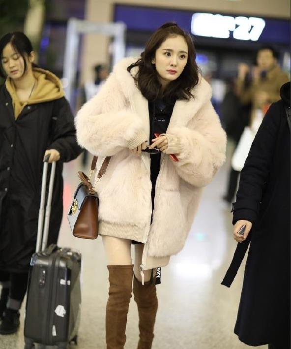 最新杨幂机场私搭图