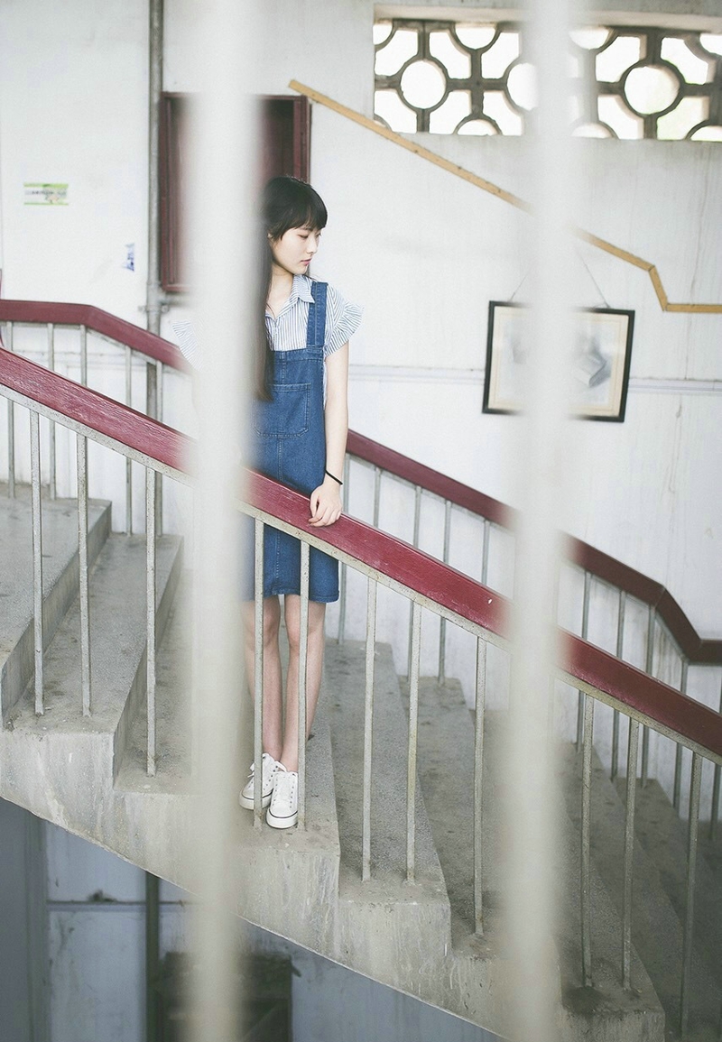 清纯背带裤美女吐舌卖萌可爱纯真