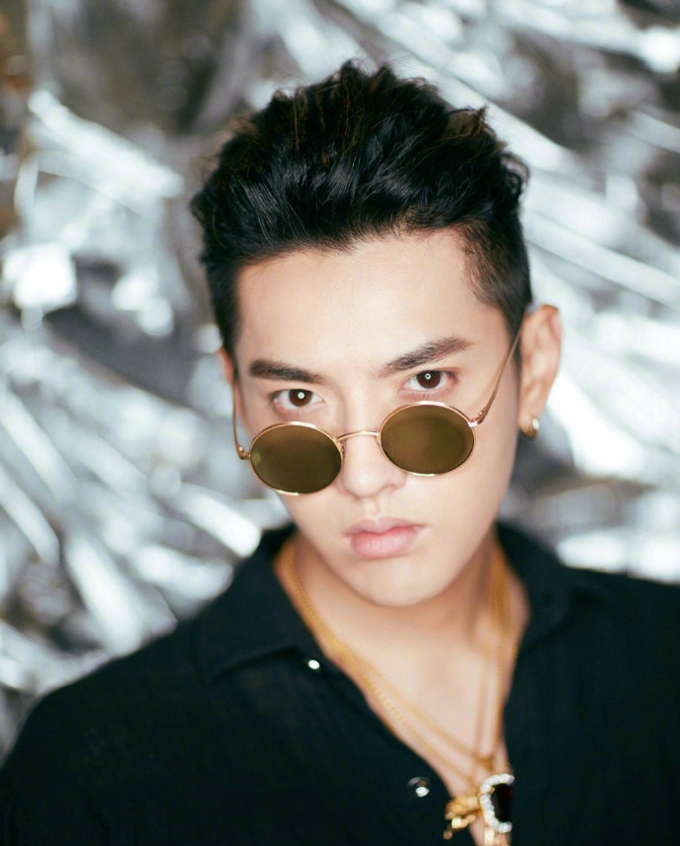 吴亦凡的凝视电眼十足美图写真