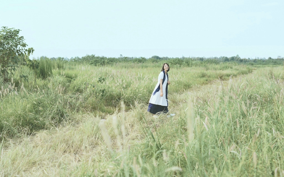 清新原野内的森系短发披肩美女笑容灿烂