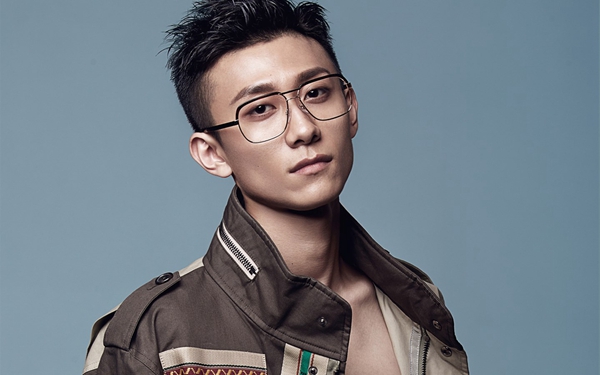 痞帅张一山图片桌面壁纸