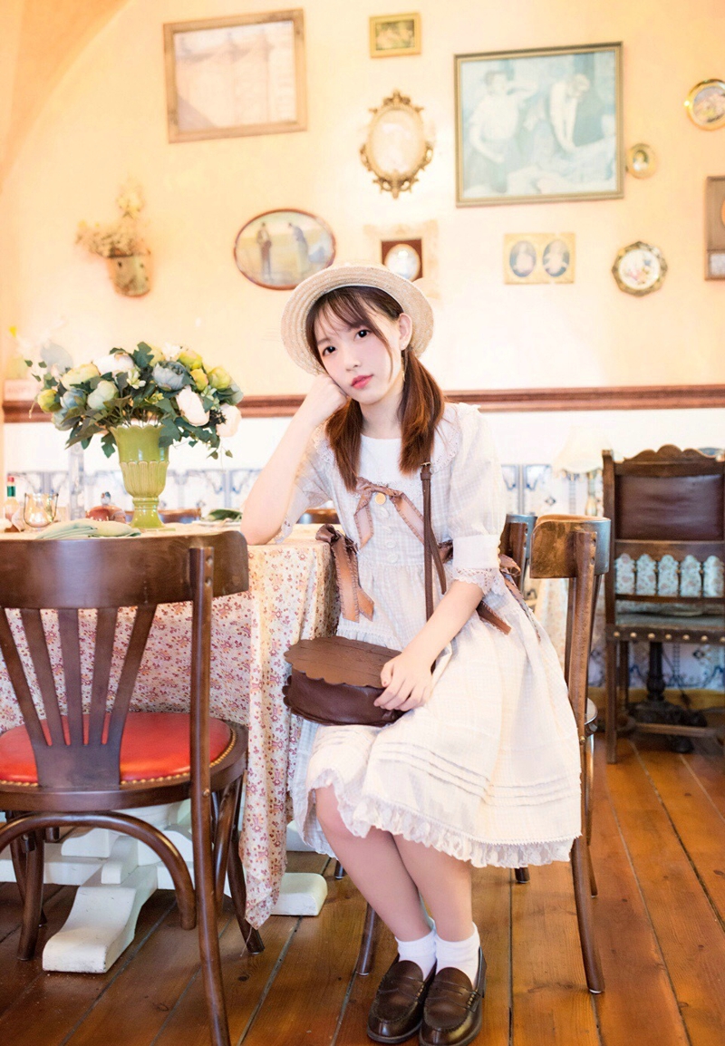 餐厅内的可爱少女青春无敌吸睛