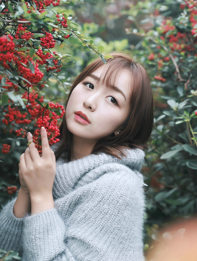 花丛中的毛衣美女气质眼神迷离写真