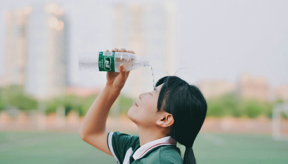 操场上的长发美女清新怡人青春正能量写真
