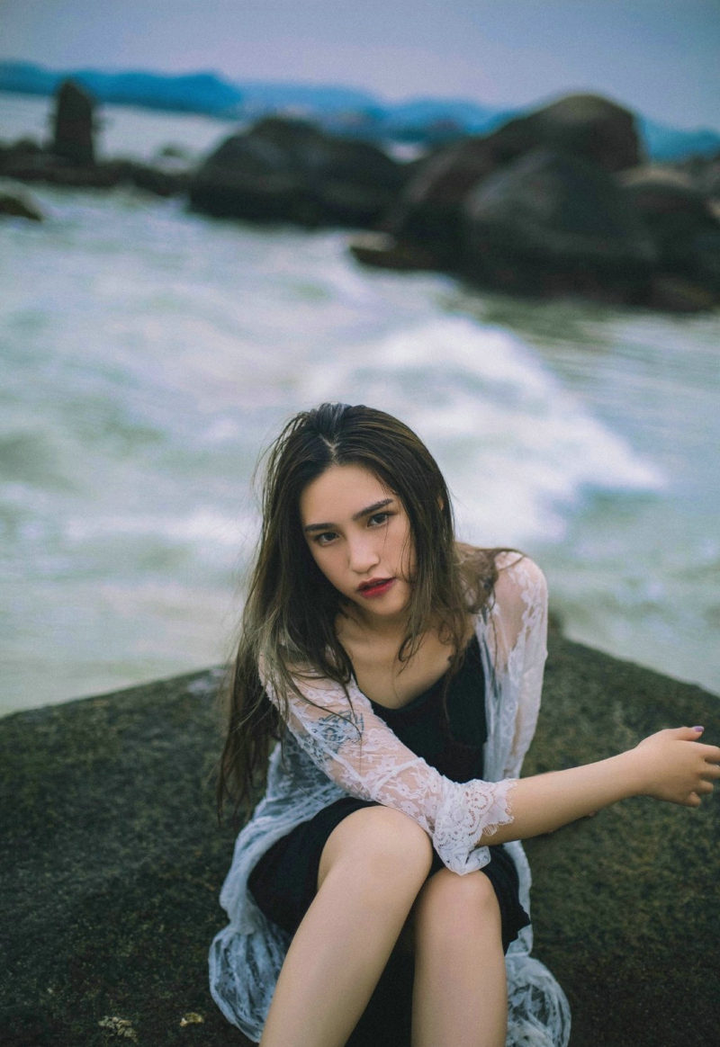 海岸礁石上的长发美女柔美秀发飘扬写真曝光