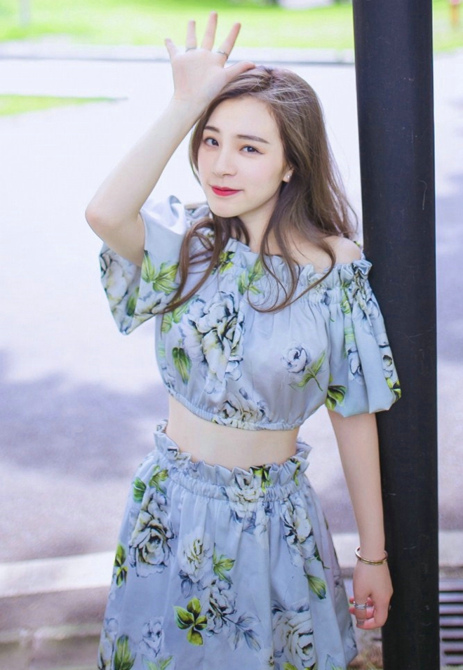 清丽脱俗清纯甜美香肩女生