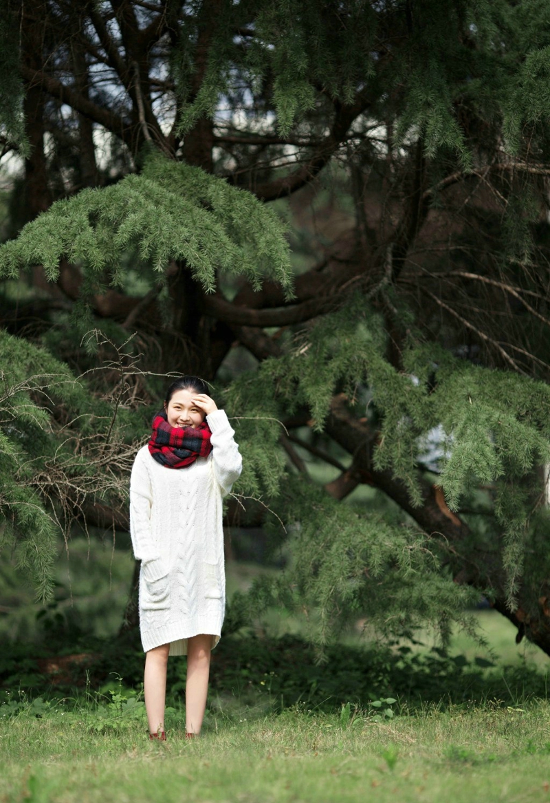 空阔草地上的毛衣围巾美女马尾清爽