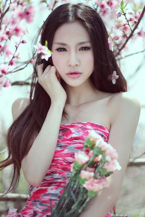 公园短发复古清新少女绽放迷人笑容写真