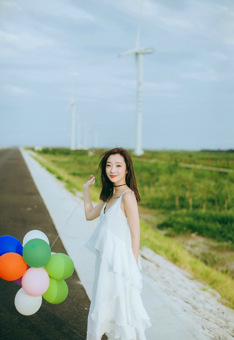 街道上的气球秀发女神活泼清新写真