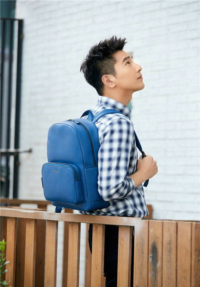 赵又廷机场随性中不乏时髦穿搭态度