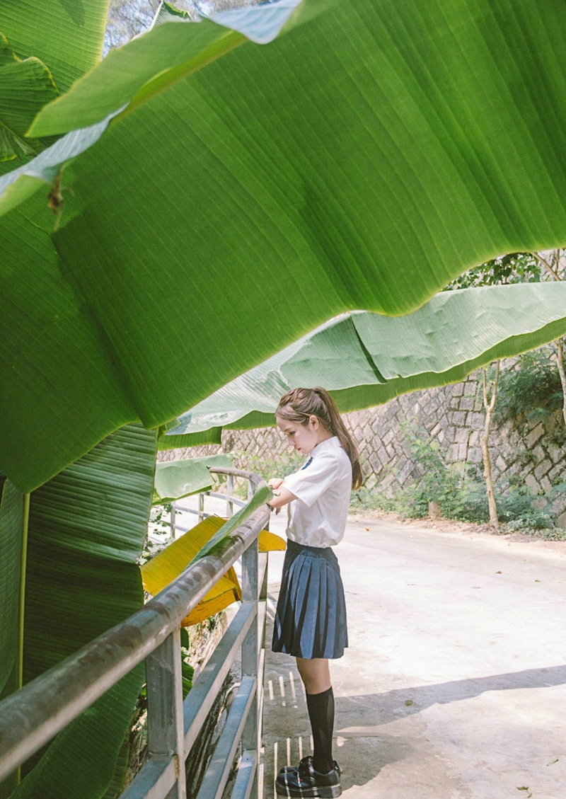 马尾姑娘笑脸灿烂动人校园青春写真