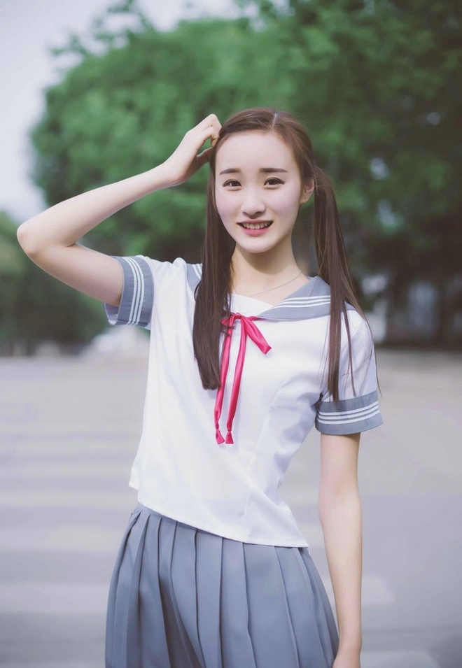 短裙学生装长腿学生美眉