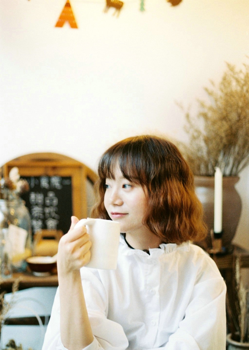 纯真美女白色毛衣温暖笑容清香四溢