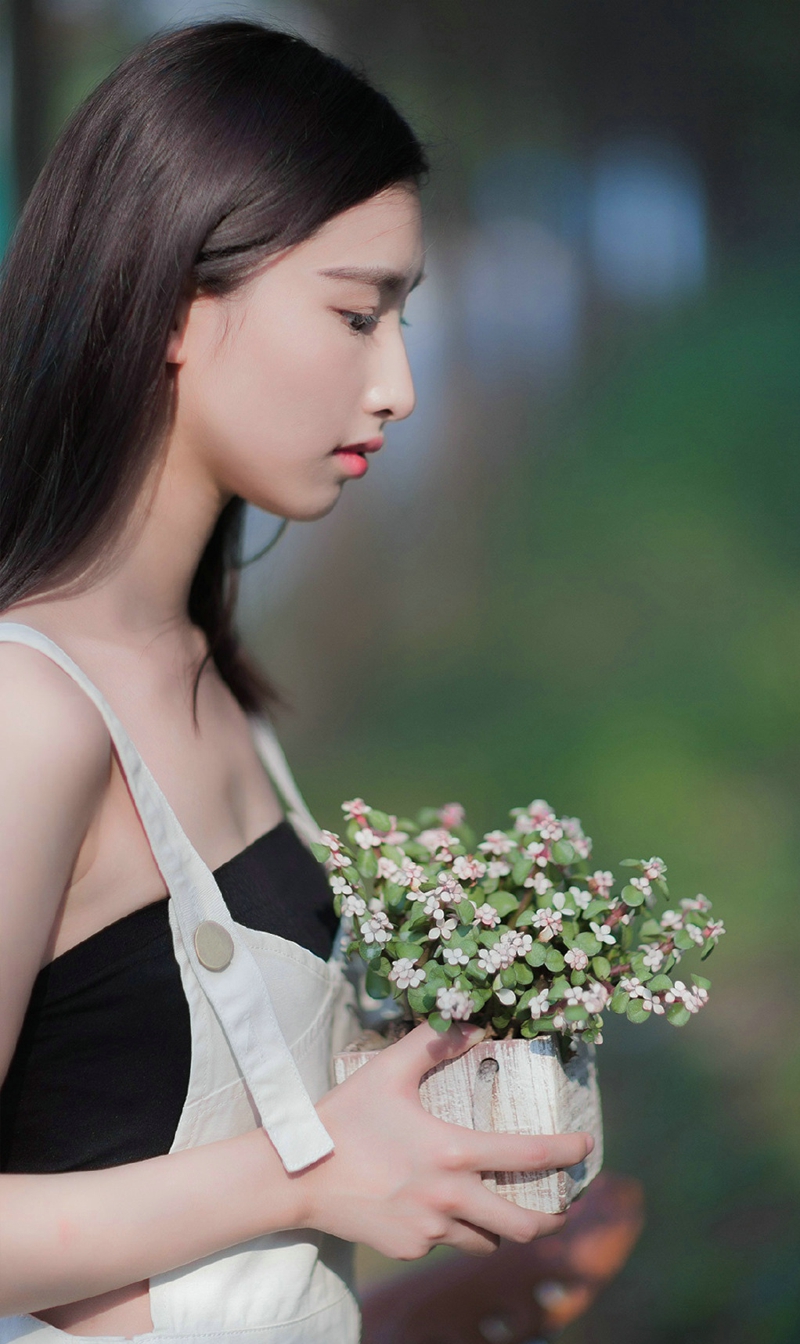 复古私房内的红酒女神漂亮脸蛋