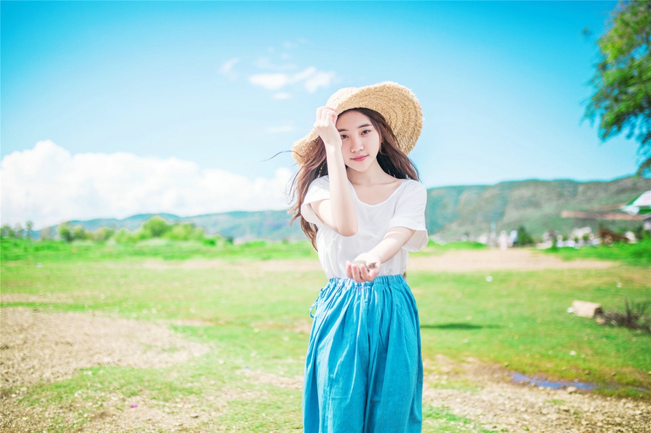 阳光下草帽美女海边风吹唯美写真