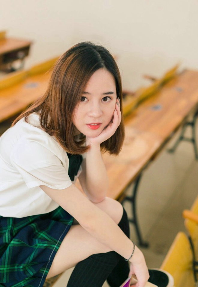 阳光乖巧文静女学生