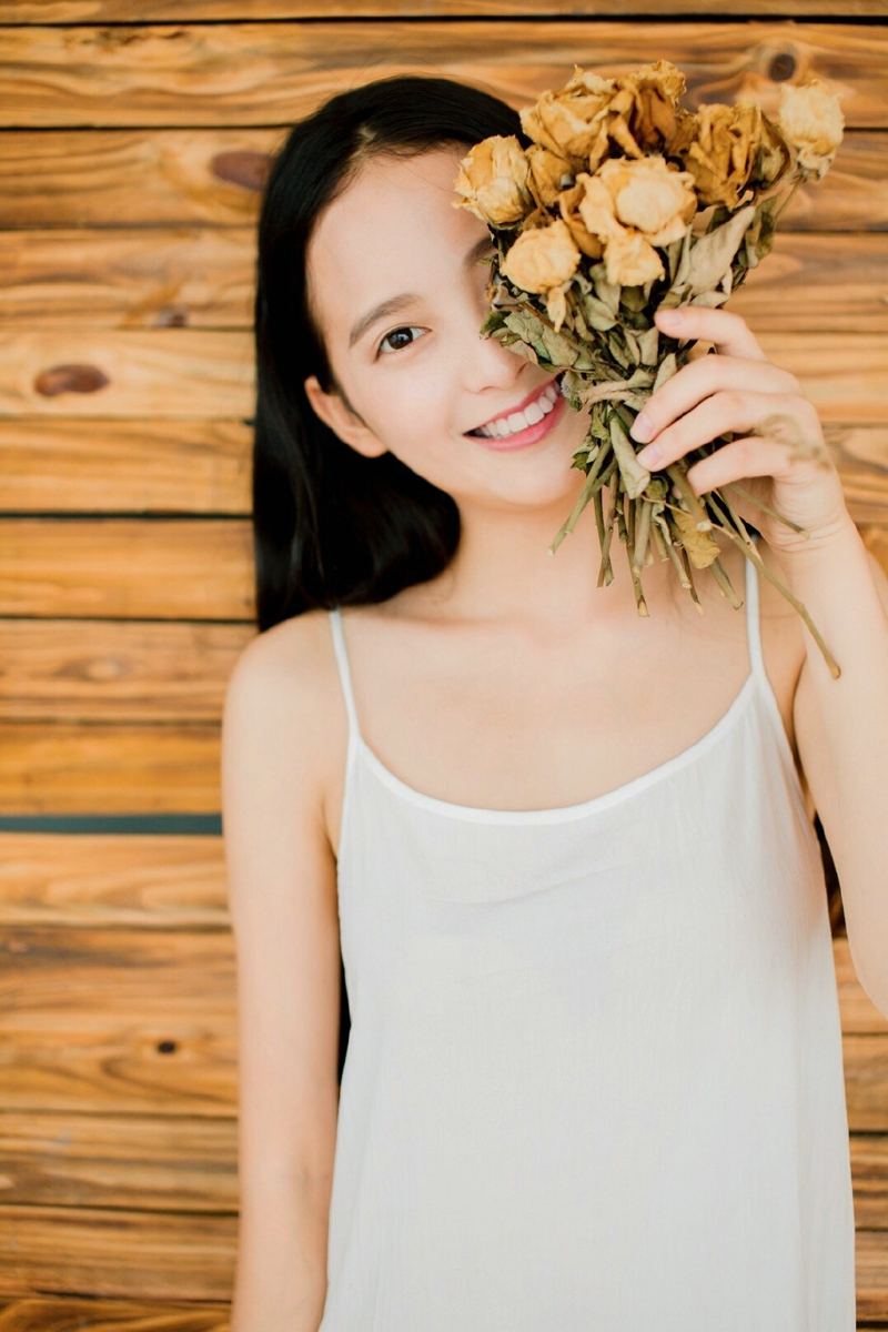 90后美女恬静自然户外养眼美图