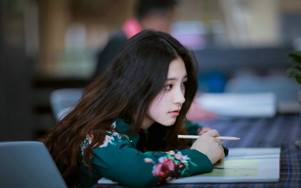 中国风卷发美女图书馆内素雅怡人