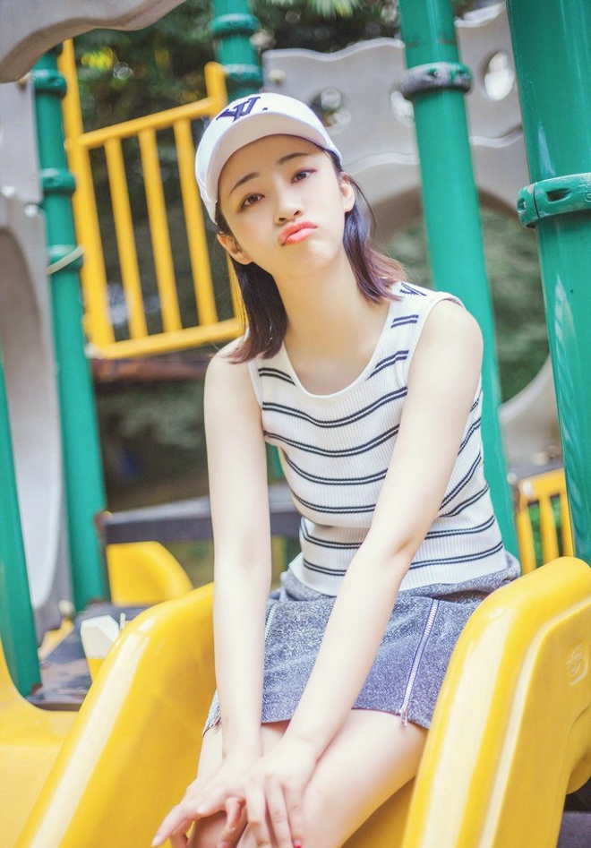 爽朗笑容清纯靓丽可爱少女写真