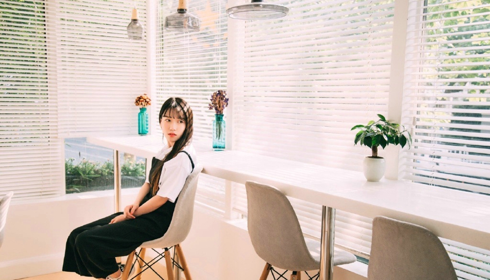 咖啡馆内的背带裤少女青春俏皮写真