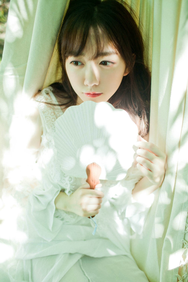 森林内的清新文艺少女漂亮脸蛋