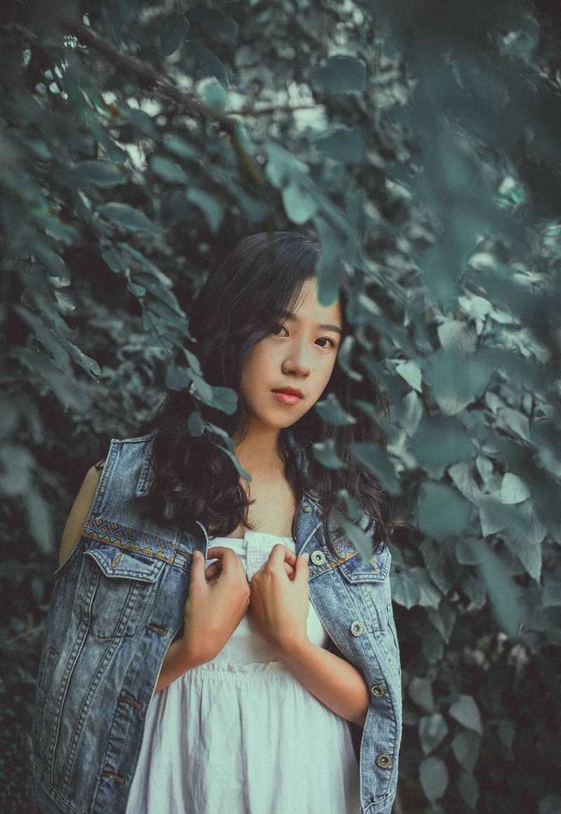 忧郁气质卷发美女自然随性写真