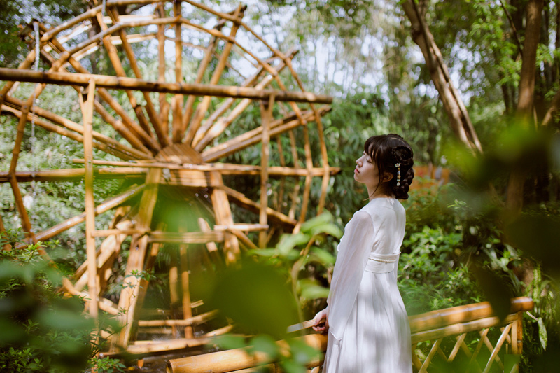 草帽女孩吊带短裙户外树林唯美写真