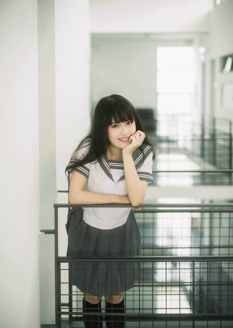 清新原野内的森系短发披肩美女笑容灿烂