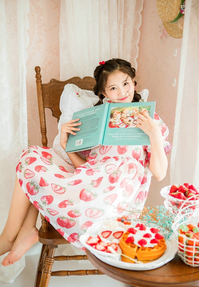 呆萌清纯甜点妹子可爱俏皮写真图片