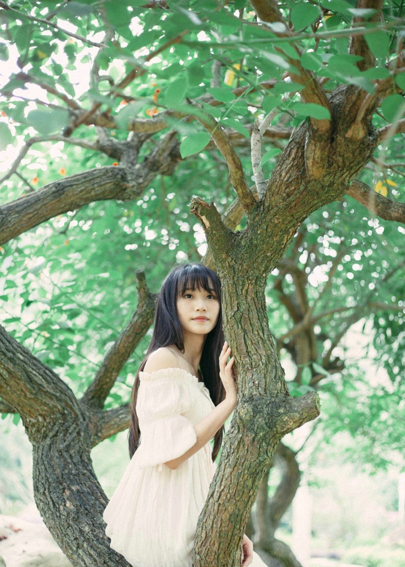 绿林内的花环美女清新甜美可人