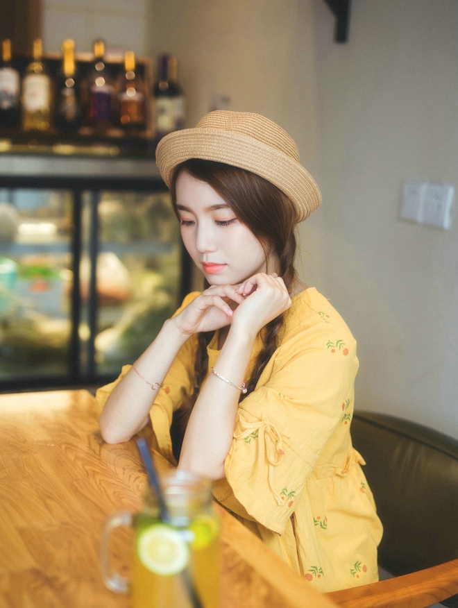 小黄衣悠闲美女艺术图片