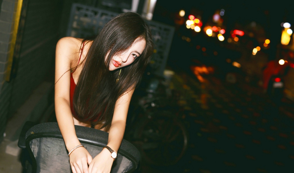 夜晚街头上的吊带红衣艳丽美女率性动人