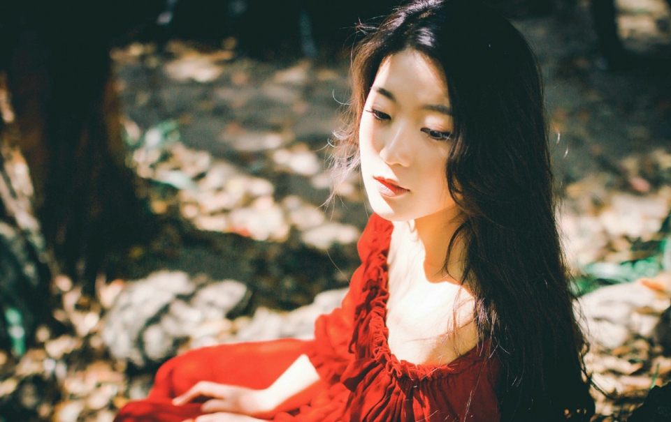 深山内的妩媚红裙女神秀发飘逸写真