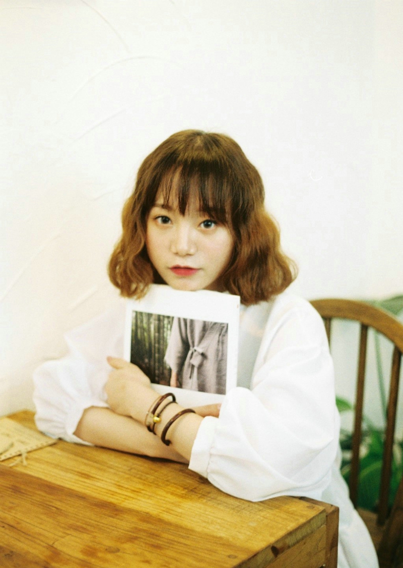 纯真美女白色毛衣温暖笑容清香四溢