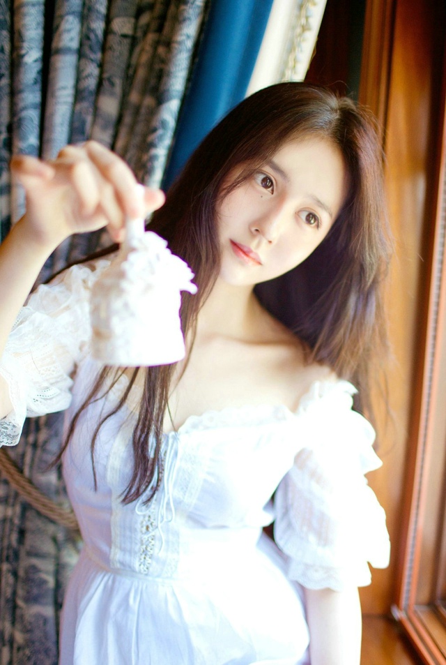 复古私房内裸肩白裙美女气质温婉