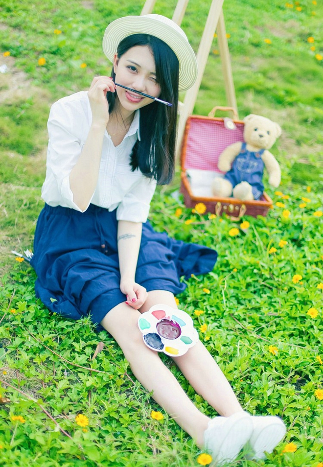 户外写生清纯美女如风如画