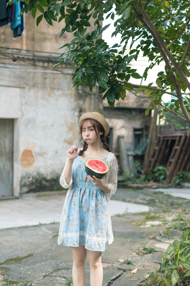清凉夏日麻花辫少女面若桃花大口吃瓜