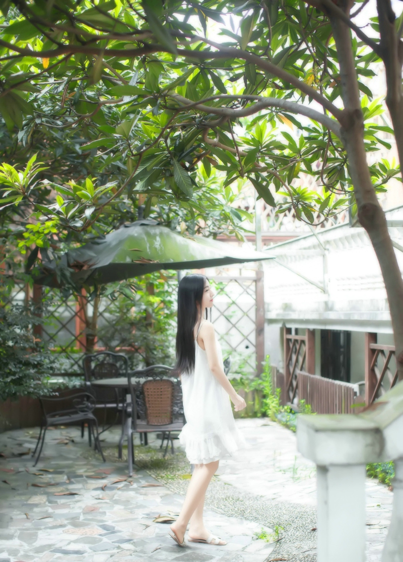漂亮少女白裙养眼甜美笑容写真
